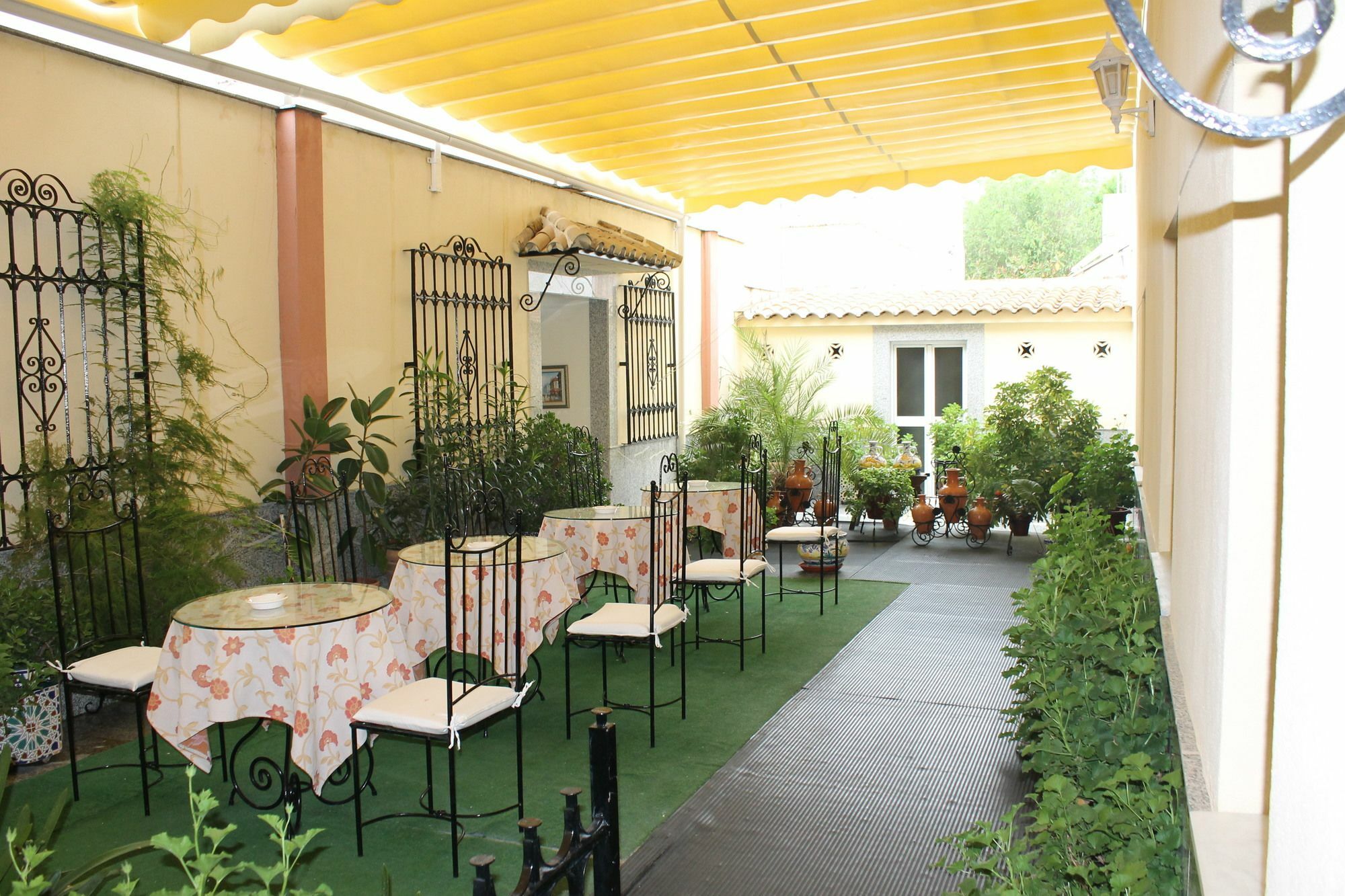 Maximiano Herculeo Hotel